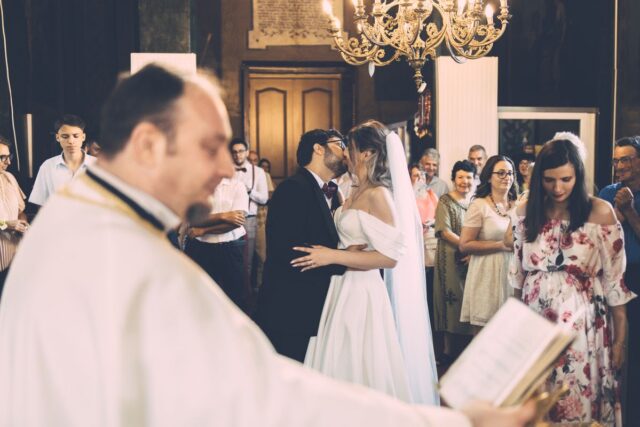 Nuntă restrânsă, sub 60 de invitați: ce se schimbă în organizare