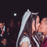 Decor pentru nunta în aer liber: ce rezistă la vânt, soare și umezeală